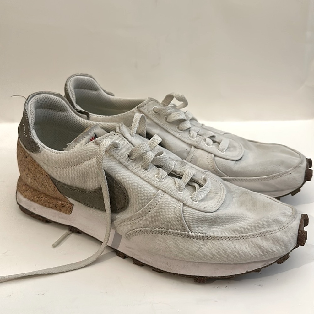 Nike DBreak-Type Pagoda US 9 White/White/Volt/Galactic Jade
Style: CZ9926-100